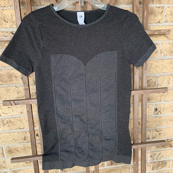 Fabletics Delta seamless top in dark gray - Picture 2 of 7